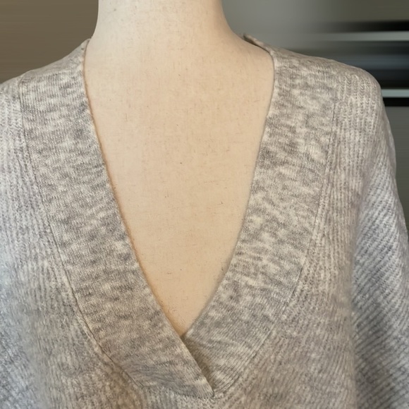 Loft Knit Wrap/Poncho Light Gray M/L - Picture 2 of 6